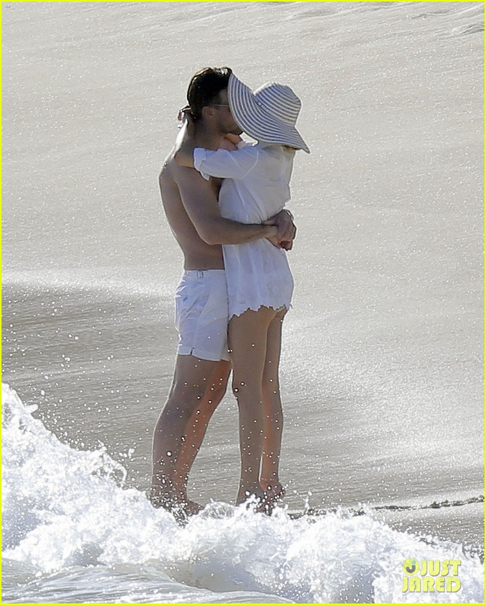 Olivia Palermo Secretly Marries Johannes Huebl! Photo