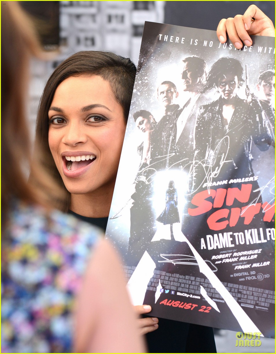 Jessica Alba & Rosario Dawson Heat Up at Comic-Con Autograph Signing