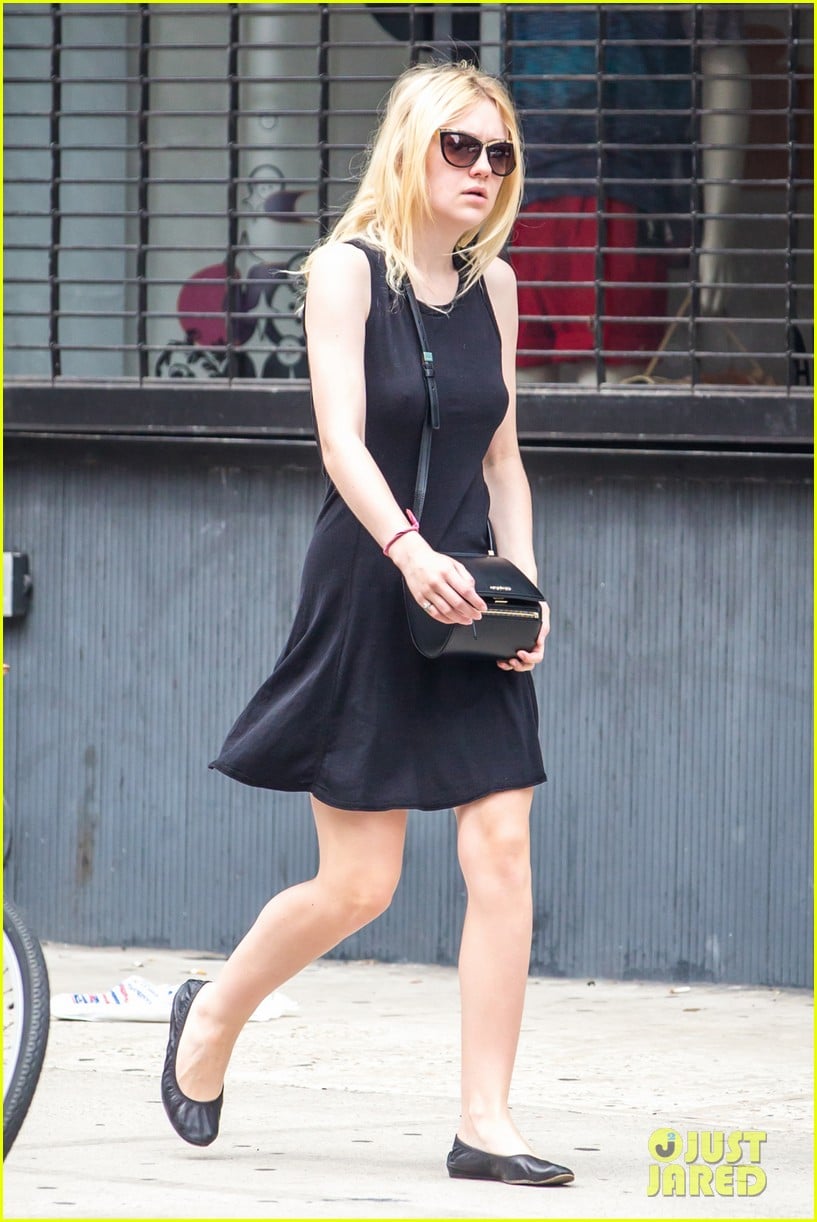 Dakota Fanning Enjoys the Sunny NYC Weather!: Photo 3154590 | Dakota