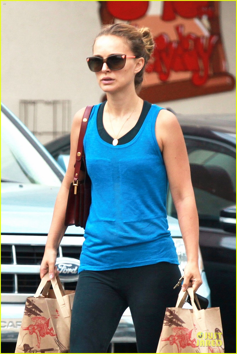 Natalie Portman's Toned & Strong Arms Are On Full Display at Grocery