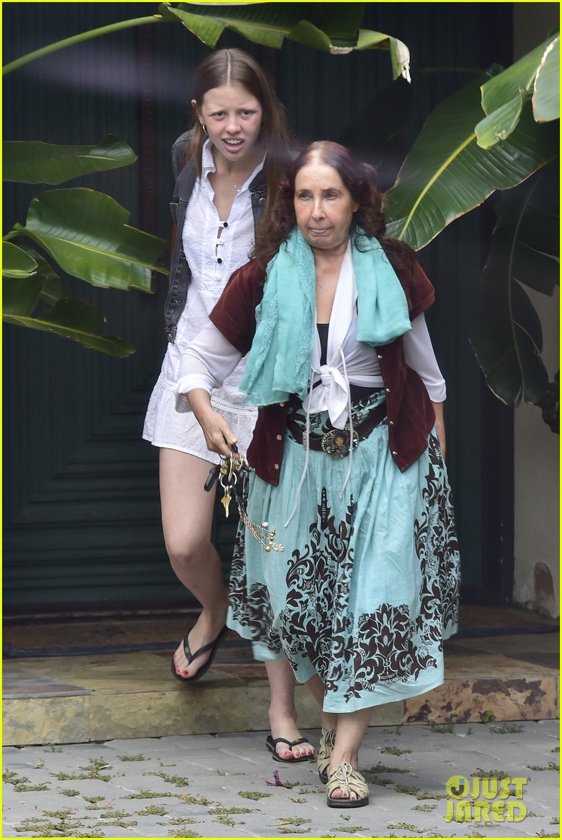 Shia Labeouf S Former On Screen Sister Christy Carlson Romano Says He S Going To Be Fine Photo 3160531 Mia Goth Shia Labeouf Pictures Just Jared