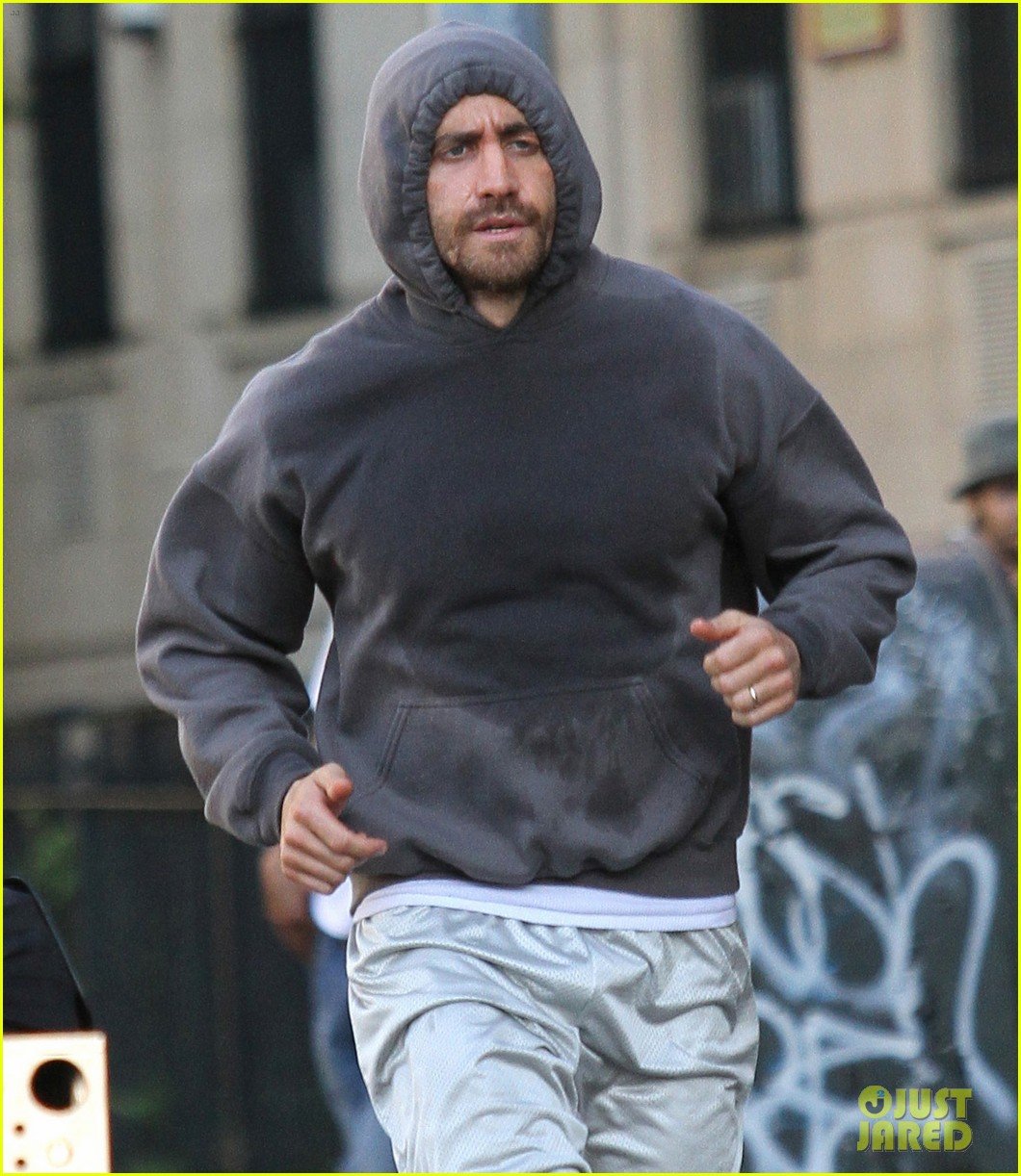 Jake Gyllenhaal Looks Great Even with Facial Injuries for ...