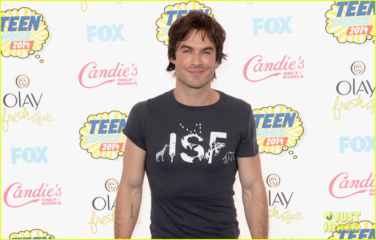 ian somerhalders muscles are on full display at teen choice awards 2014 01