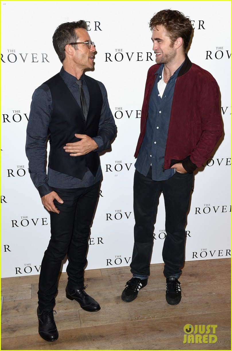 robert pattinson wanted to work in american politics photo 3171811 guy pearce robert pattinson pictures just jared