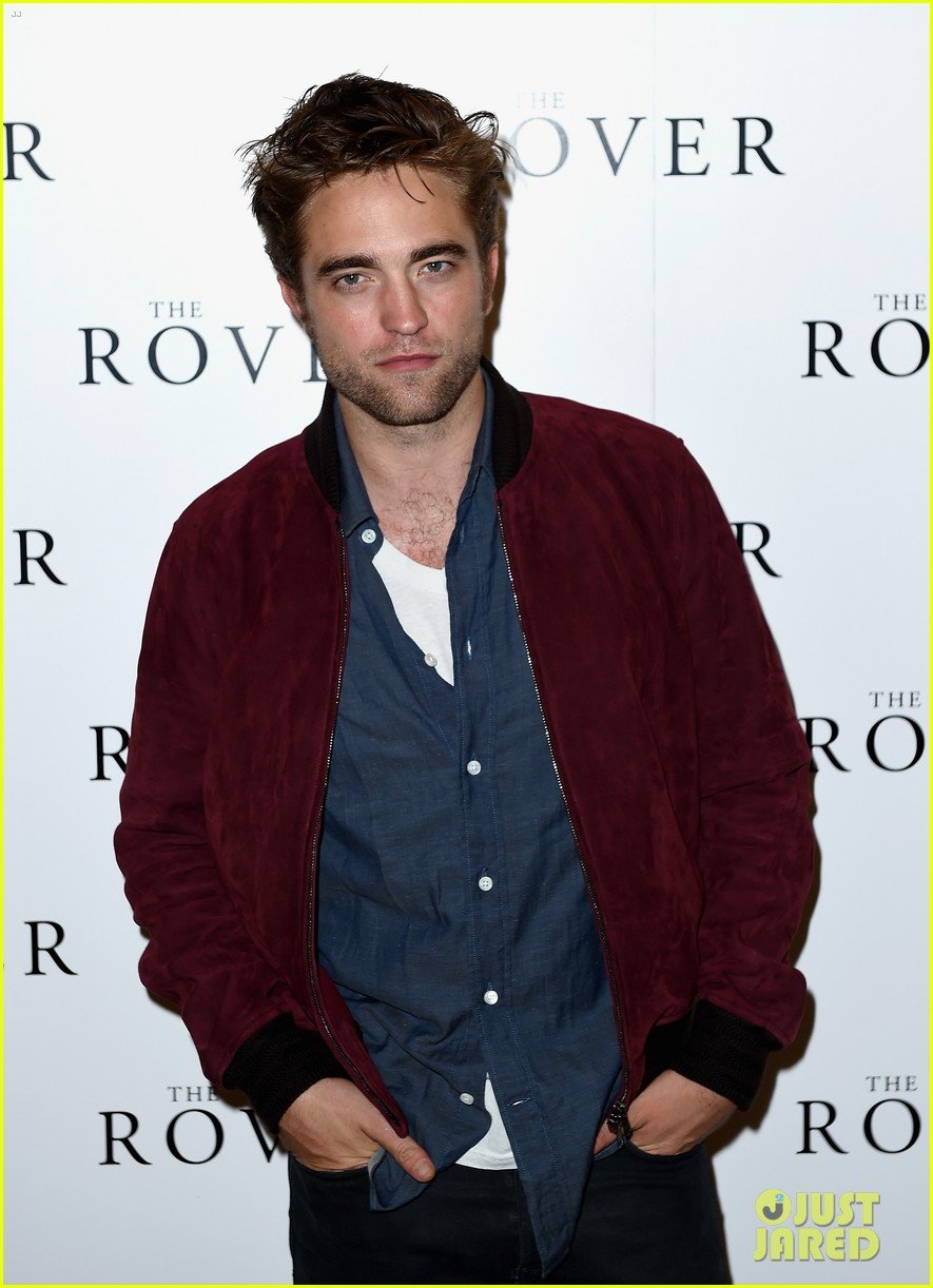 robert pattinson wanted to work in american politics photo 3171812 guy pearce robert pattinson pictures just jared
