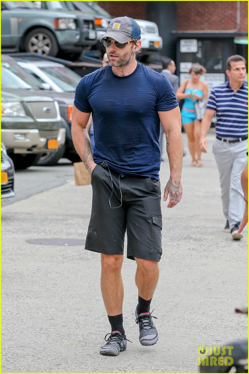 Seann William Scott Wears a Tight TShirt For His Workout