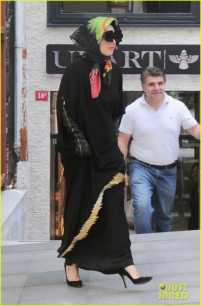 lady-gaga-sports-hijab-covers-up-in-turk