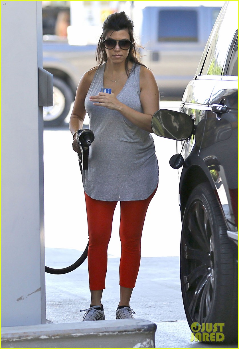 Kourtney Kardashian's Sister Khloe Blames Her for Her Weight Gain Find Out Why! Photo 3198034