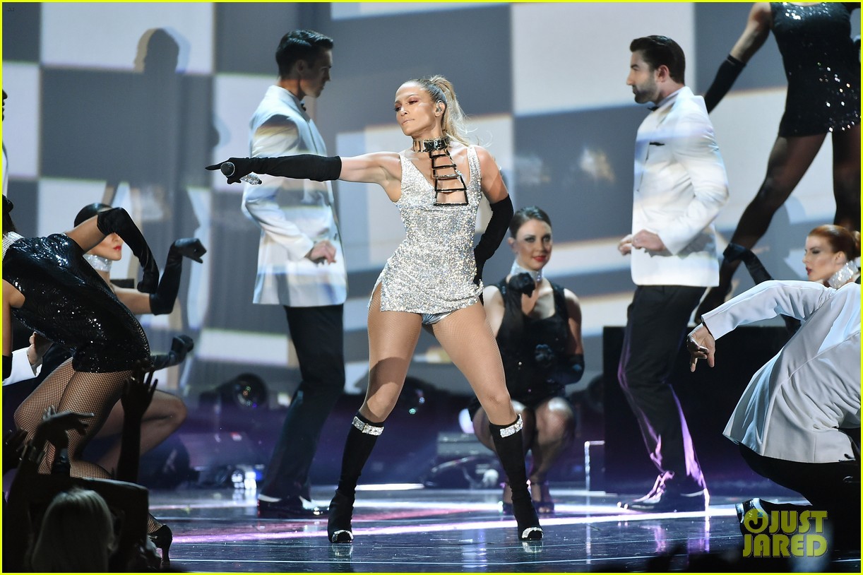 Jennifer Lopez Shows Off Big 'Booty' at Fashion Rocks 2014 (Video