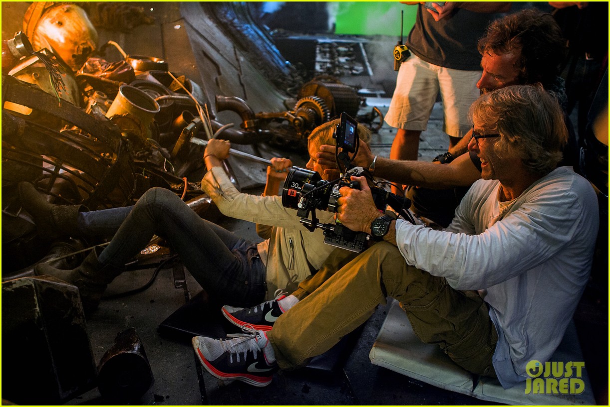 Nicola Peltz & Jack Reynor Hide from Bad Guys in 'Transformers Age of