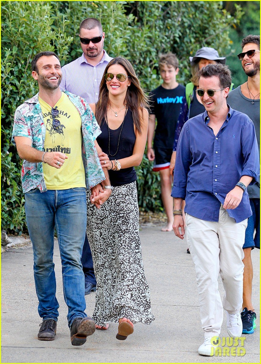 Alessandra Ambrosio & Jamie Mazur Share a Kiss During Romantic Bondi