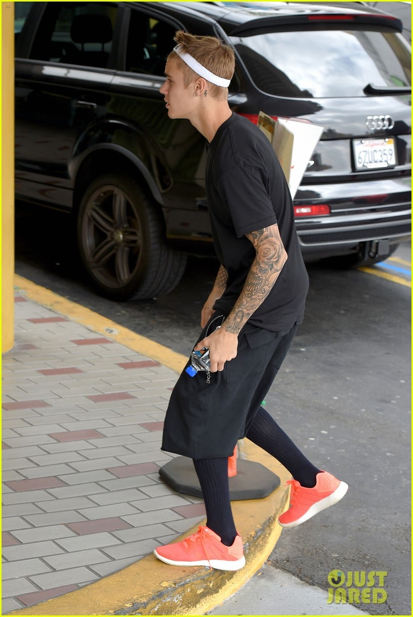 Justin Bieber Sports Headband Lets His Hair Run Wild Photo