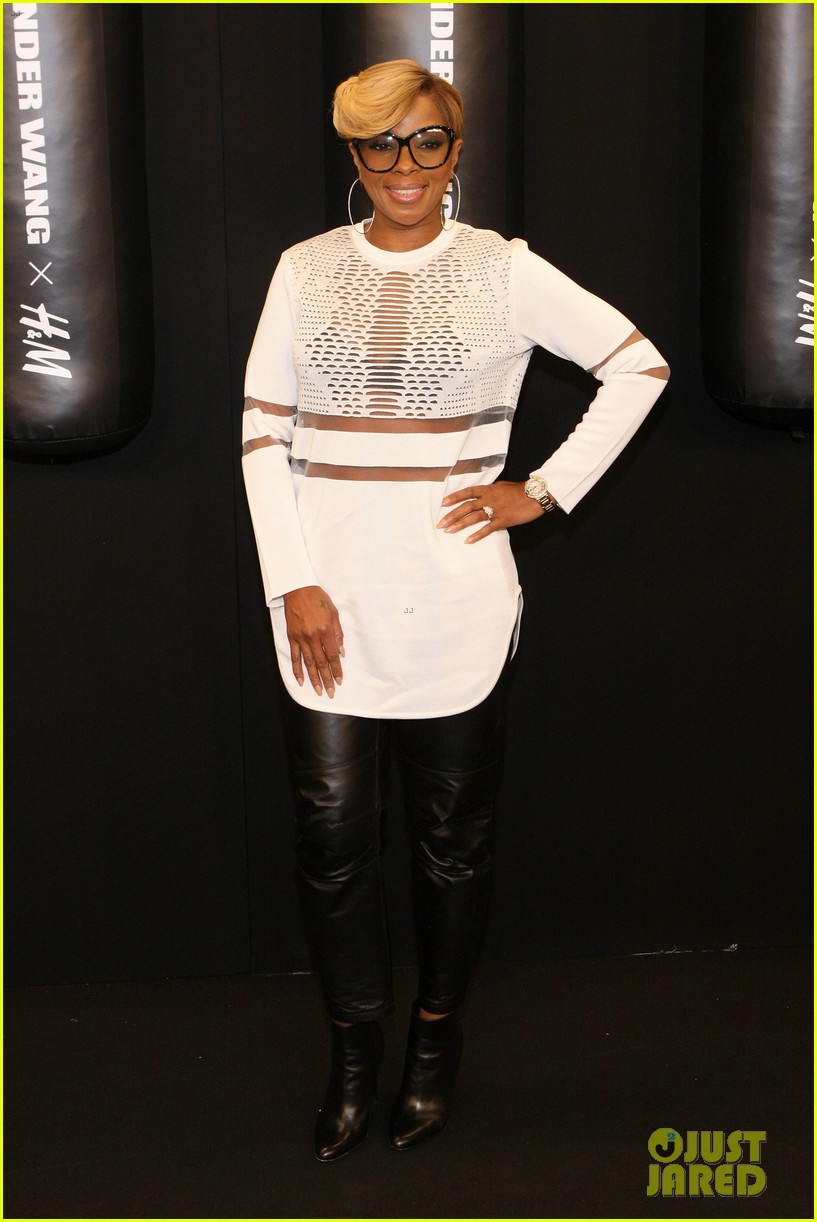 Dakota Fanning & Eddie Redmayne Watch Karlie Kloss Hit The Runway at