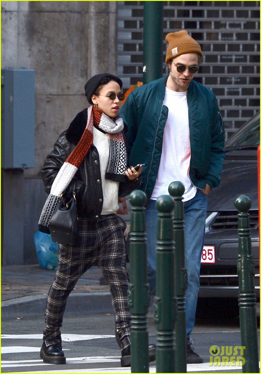 Robert Pattinson &amp; FKA twigs Hold Hands &amp; Look So Happy! | FKA Twigs ...