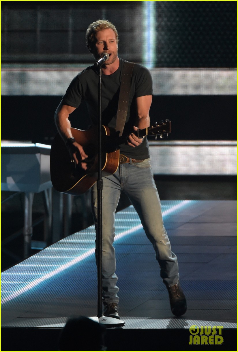 Dierks Bentley Sings Drunk On A Plane At Cma Awards 2014
