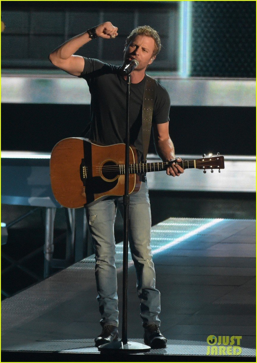 Dierks Bentley Sings Drunk On A Plane At Cma Awards 2014