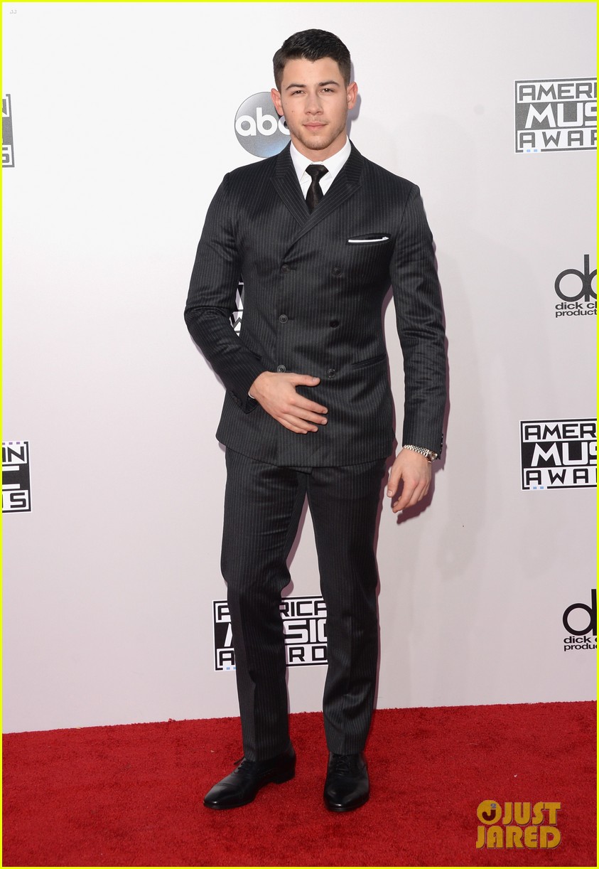 Nick Jonas Walks AMAs Red Carpet & Looks So Good Doing It Photo 3248638 2014 American Music