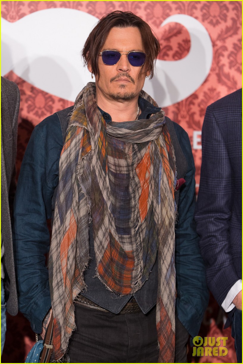Johnny Depp Rocks Colorful Scarf at 'Mordecai' Berlin Photo Call: Photo