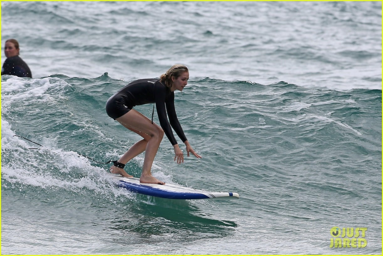 Josh Brolin Smooches Girlfriend Kathryn Boyd In Front Of Her Family in