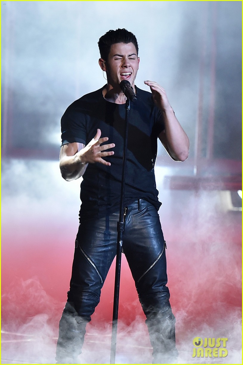 Nick Jonas Performs 'Chains' at iHeartRadio Music Awards 2015 (Video