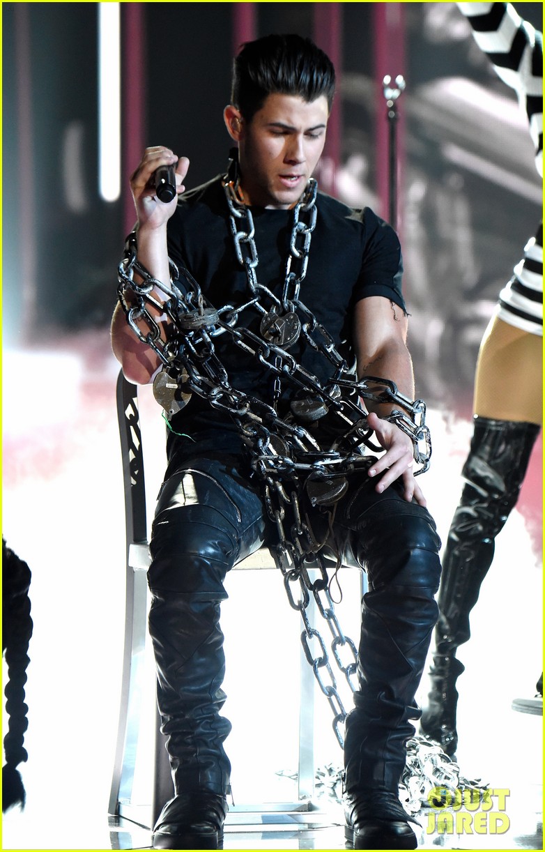 Nick Jonas Performs 'Chains' at iHeartRadio Music Awards 2015 (Video