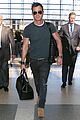 justin theroux buff arms lax airport 02