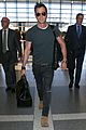 justin theroux buff arms lax airport 03