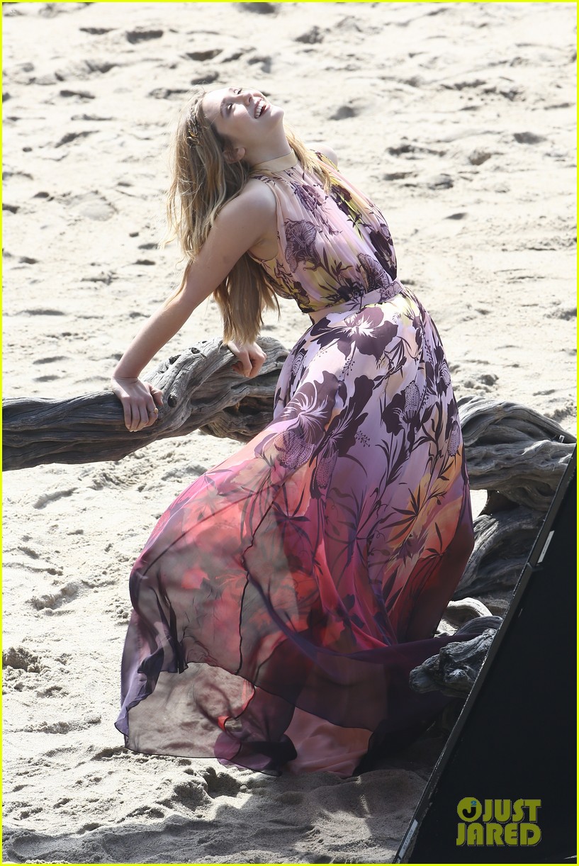 elizabeth-olsen-malibu-beach-shoot-24.jpg