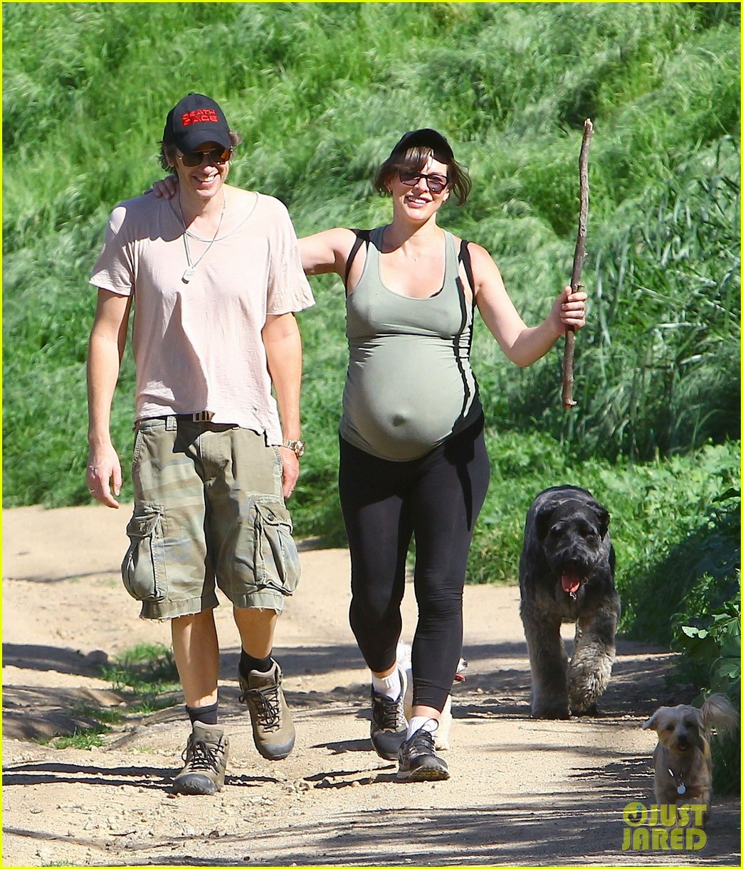 Pregnant Milla Jovovich Shows Off Her Growing Baby Bump While Rocking Another Hike ...1044 x 1222