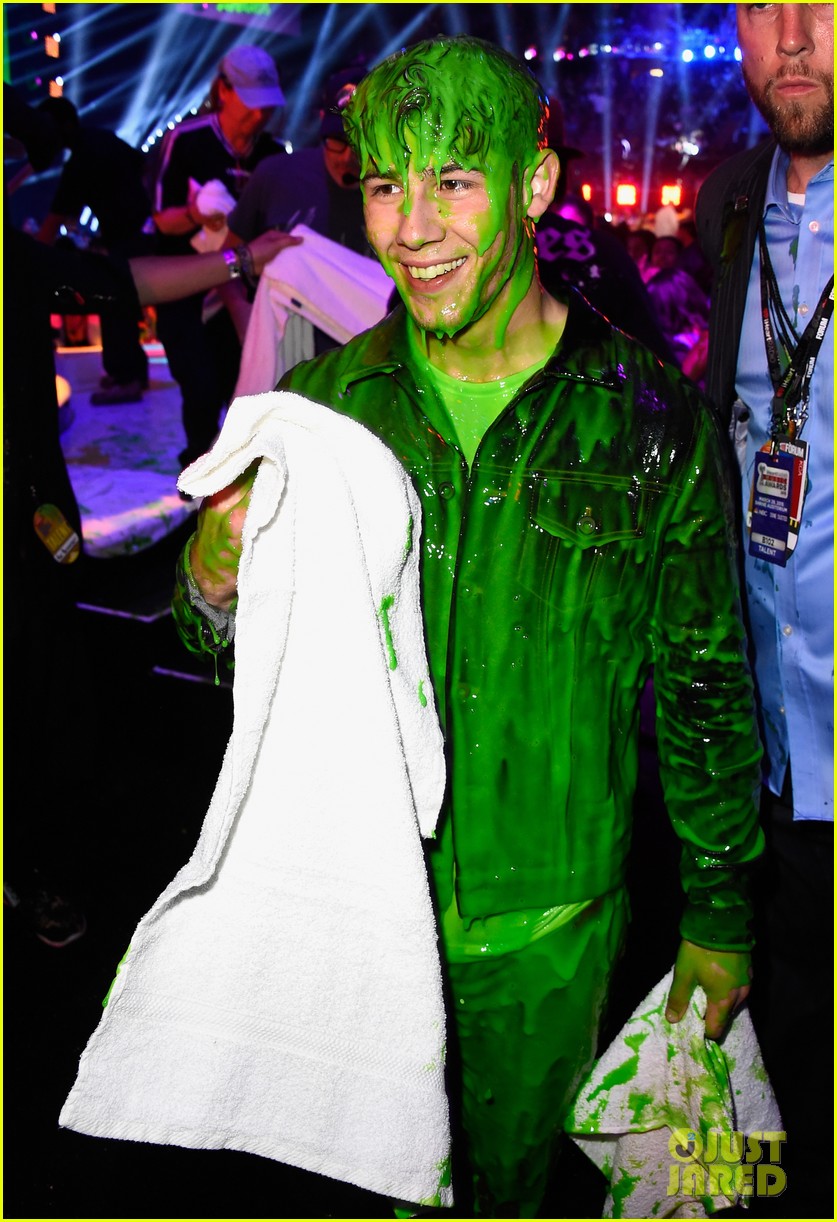 Nick Jonas Gets Slimed Attempts To Hug Girlfriend Olivia Culpo At Kids Choice Awards 2015 Photo 3335668 2015 Kids Choice Awards Kids Choice Awards Nick Jonas Olivia Culpo Shawn Mendes Pictures Just Jared