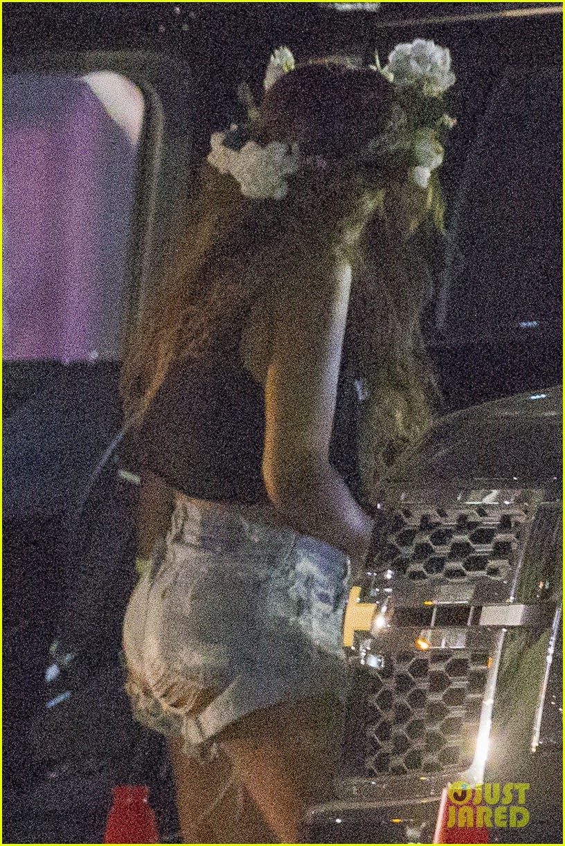 beyonce-surprises-during-david-guettas-coachella-set-03.jpg