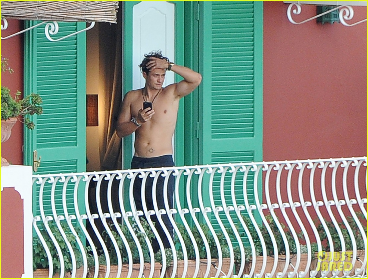Orlando Bloom Goes Shirtless & Puts His Muscles on Display!: Photo 