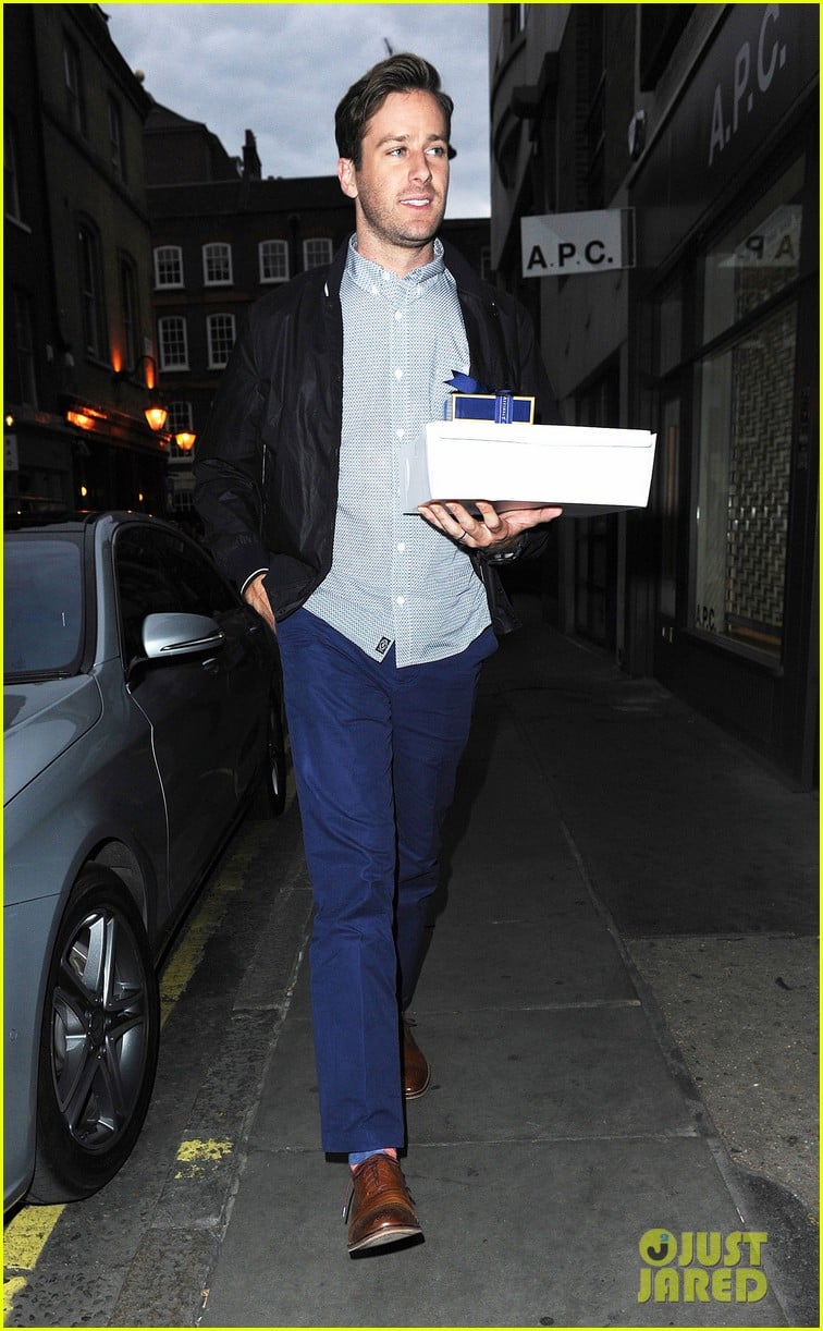 Armie Hammer & Elizabeth Chambers Head Home to LA Photo 3424419