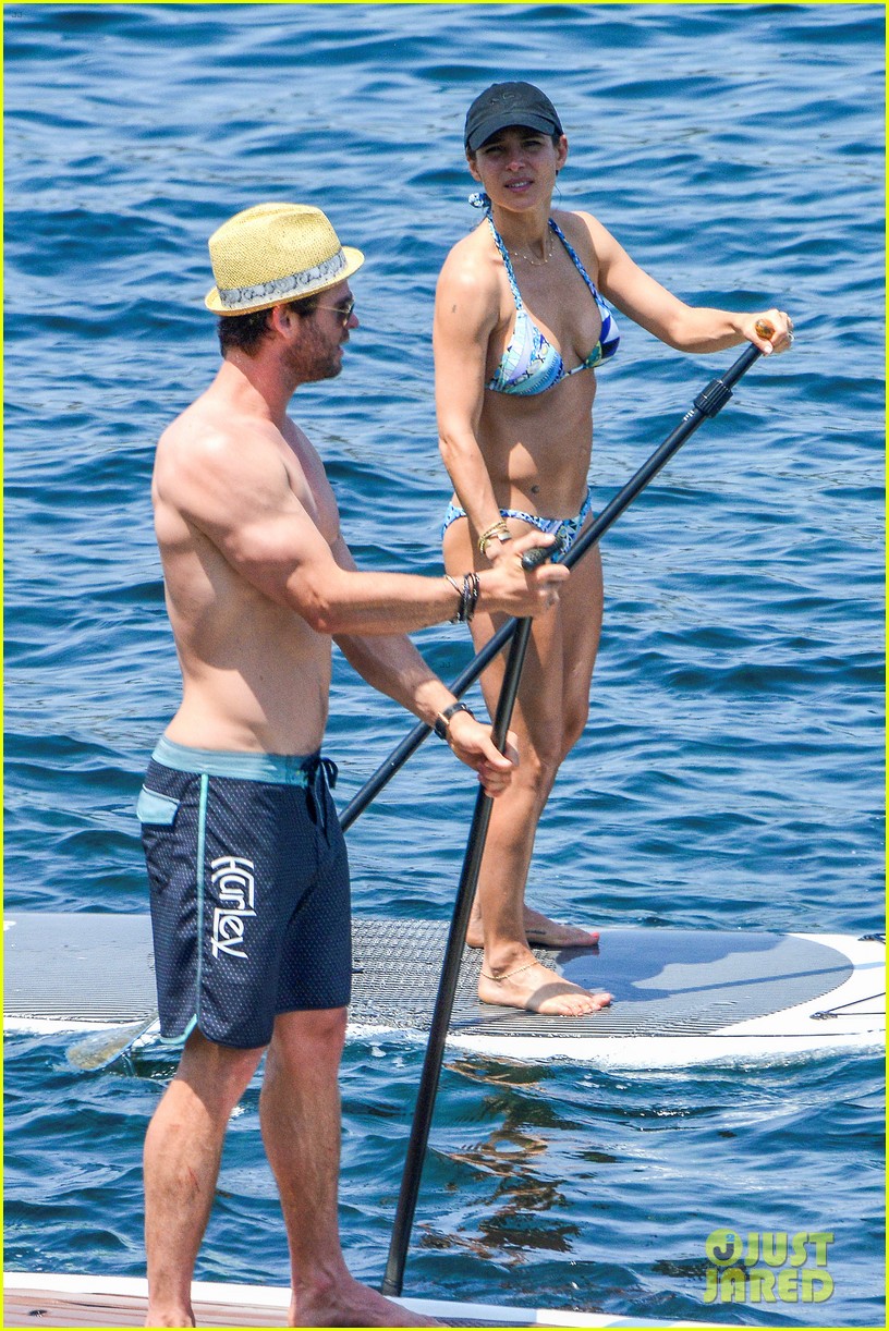 chris-hemsworth-shirtless-corsica-wife-e