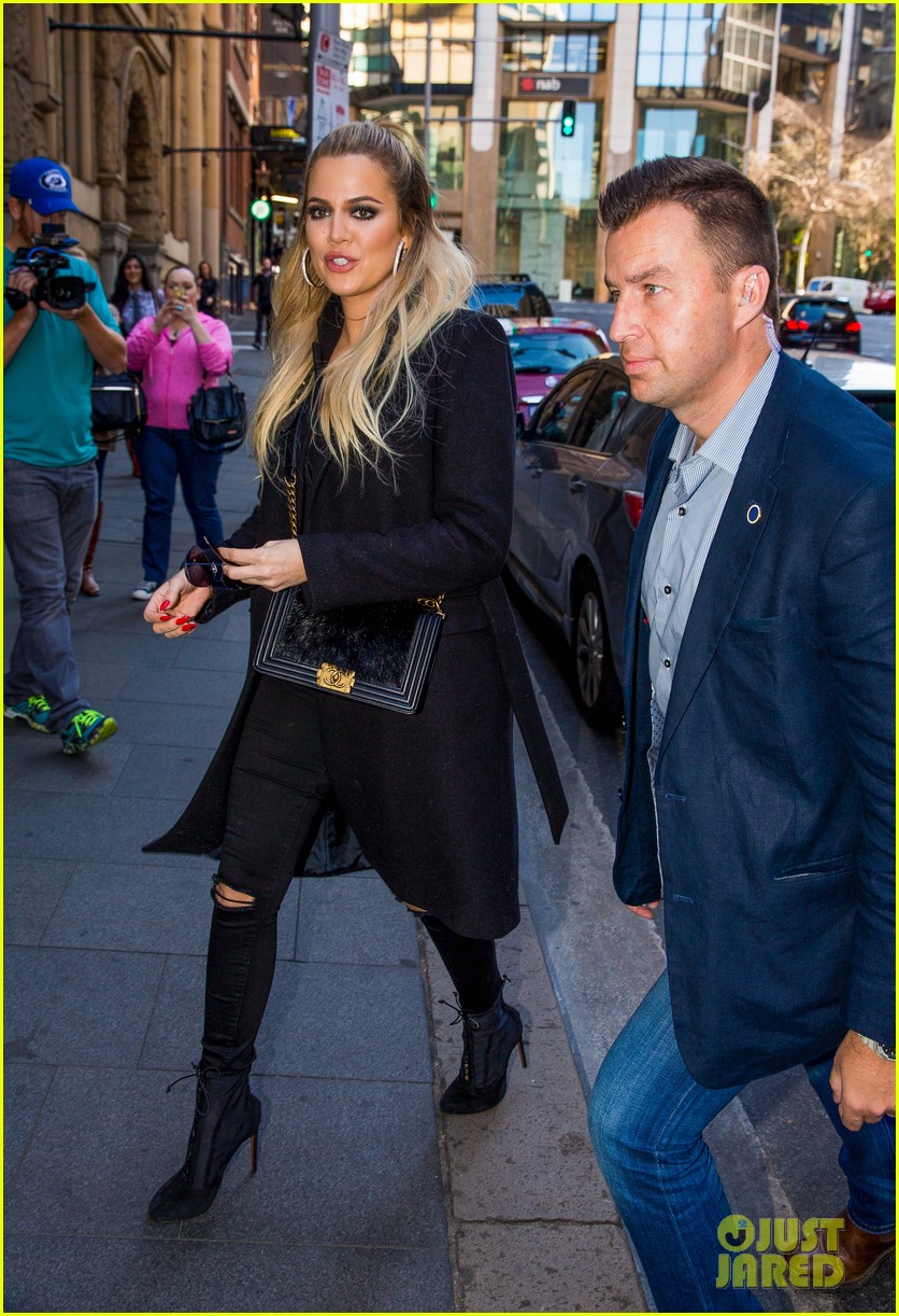 khloe kardashian reveals why her brother rob lives with her 01