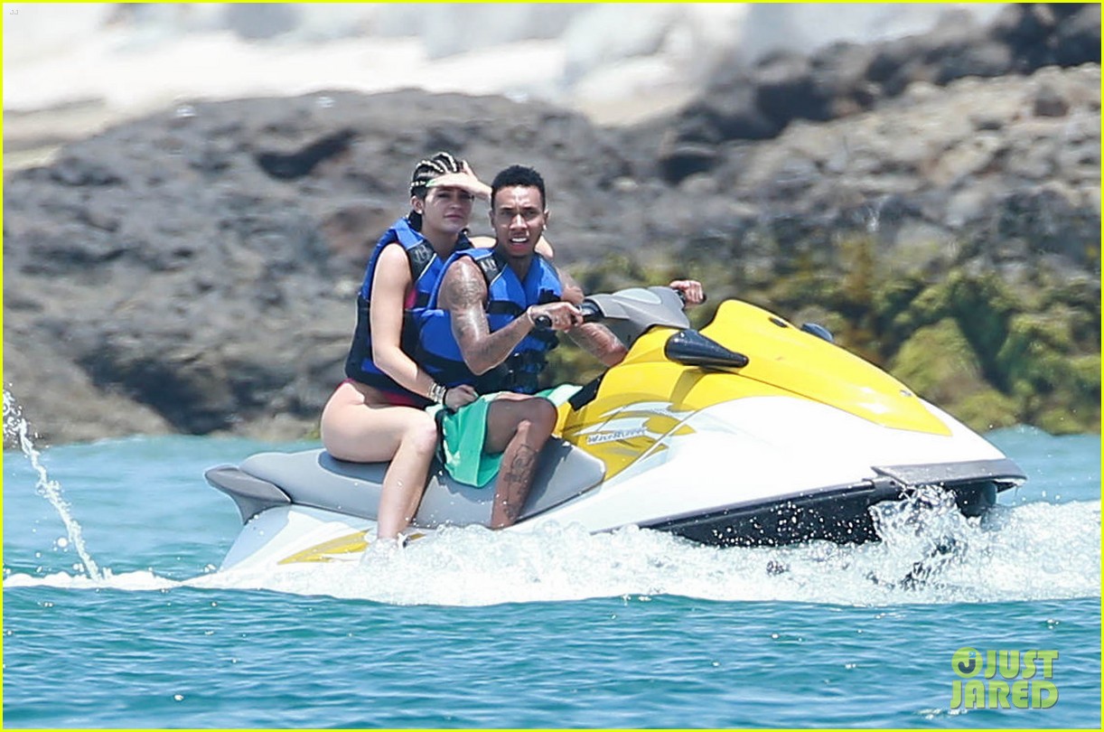 Kendall & Kylie Jenner Jump Off a Boat Together in Mexico!: Photo