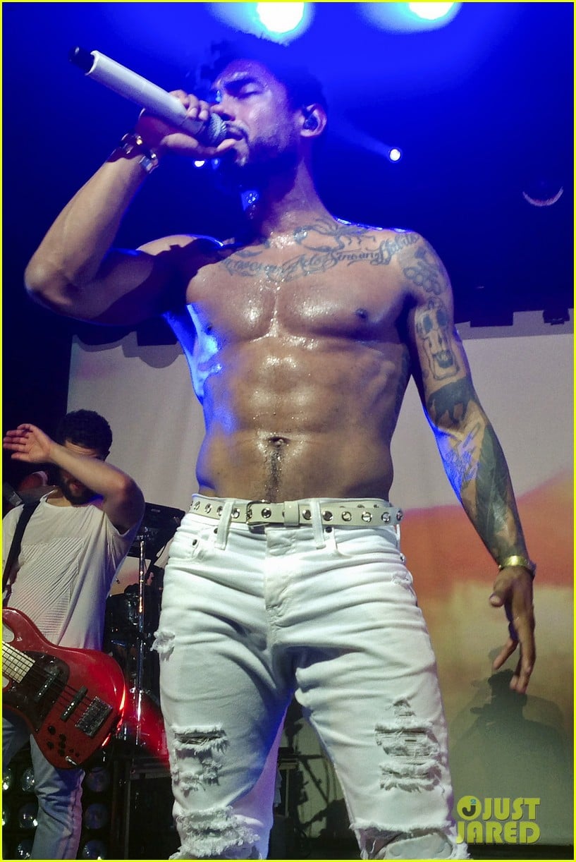 Miguel Goes Shirtless in Seattle, Flaunts His Amazing Abs Photo