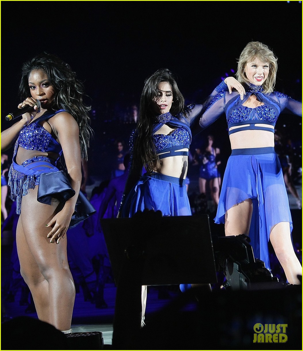 Taylor Swift Performs 