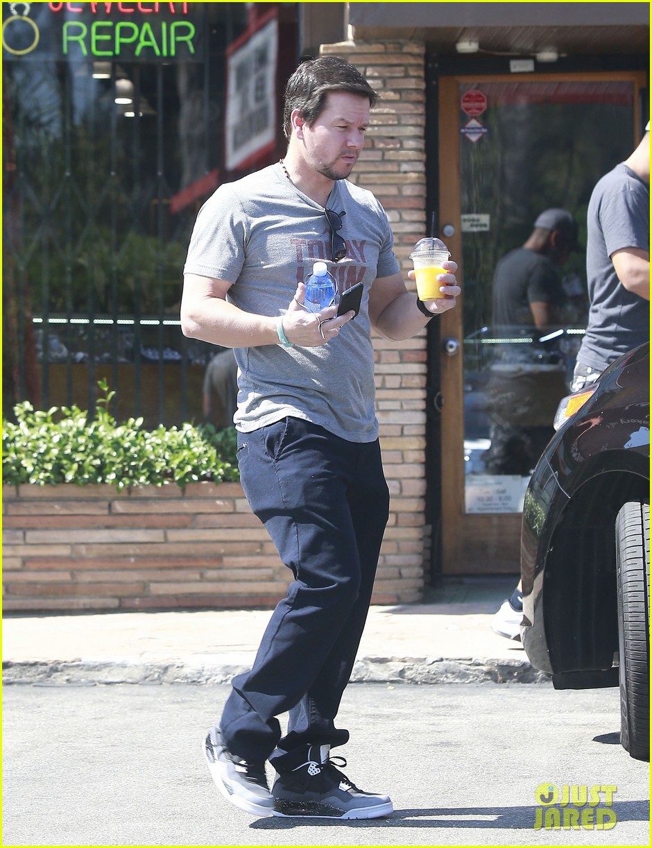 Mark Wahlberg Celebrates Christmas in August Photo 3448597 Mark