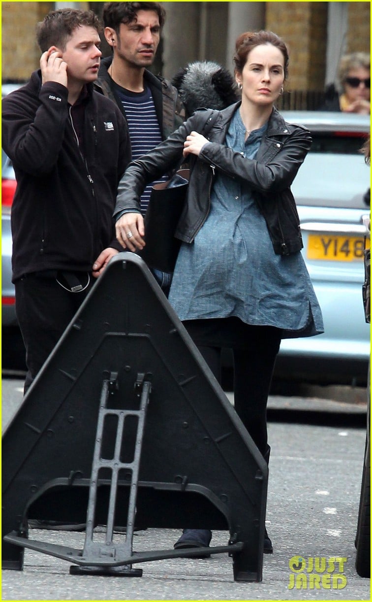 Michelle Dockery Wears a Fake Baby Bump on Set!: Photo 3454964