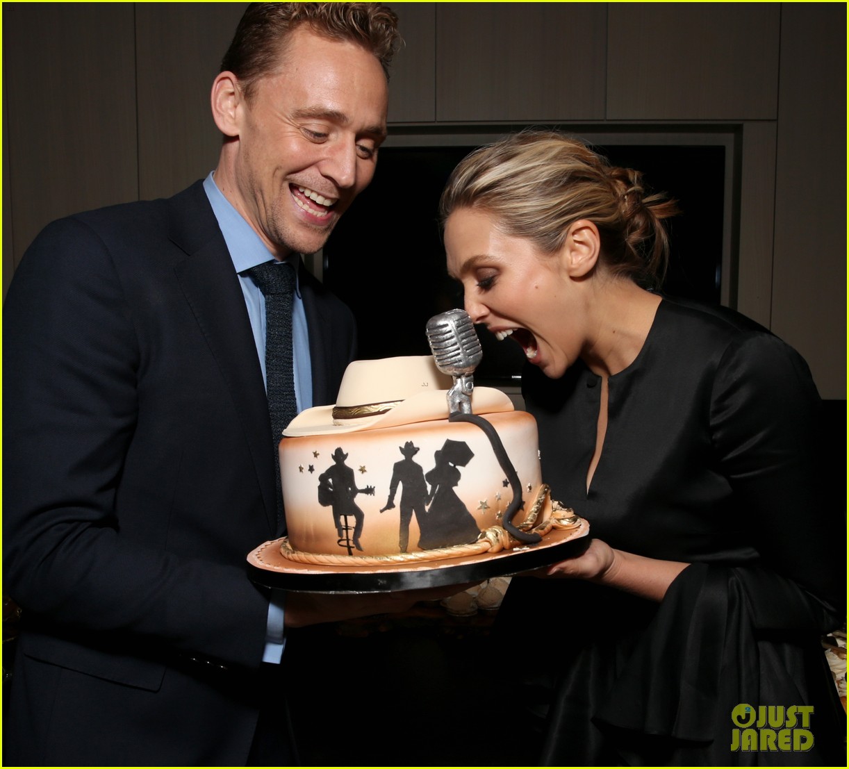 Tom Hiddleston & Elizabeth Olsen Freaked Out Over This Cake Photo