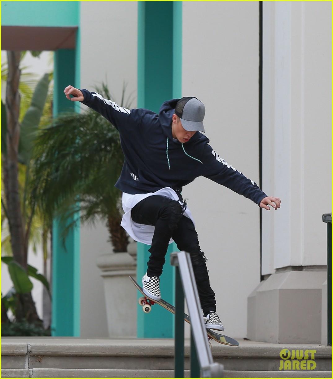 Justin Bieber Skateboards In Los Angeles Before Tweet Spree Photo 3485005 Justin Bieber