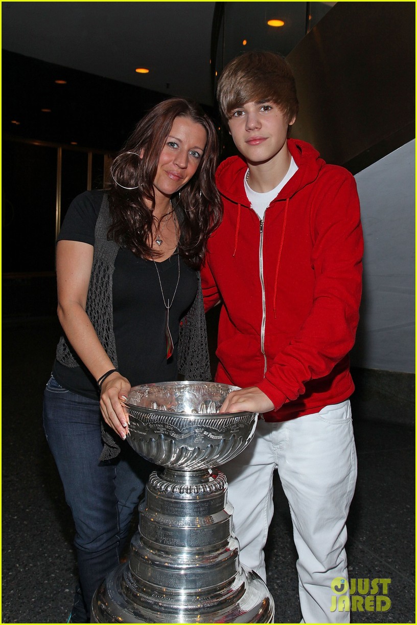 Justin Bieber&rsquo;s Relationship with His Mom is &lsquo;Pretty Nonexisting