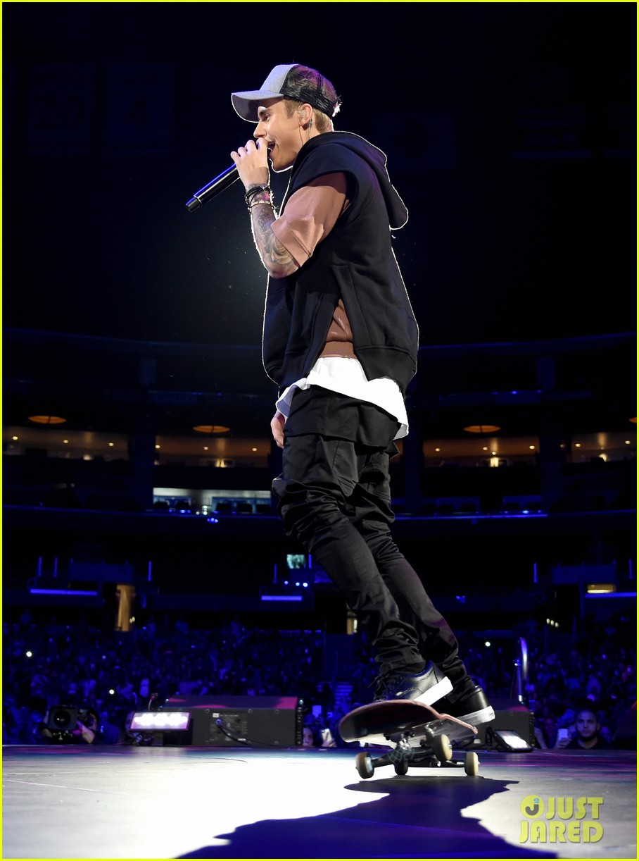 Justin Bieber Breaks Down in Tears During Staples Center Show: Photo