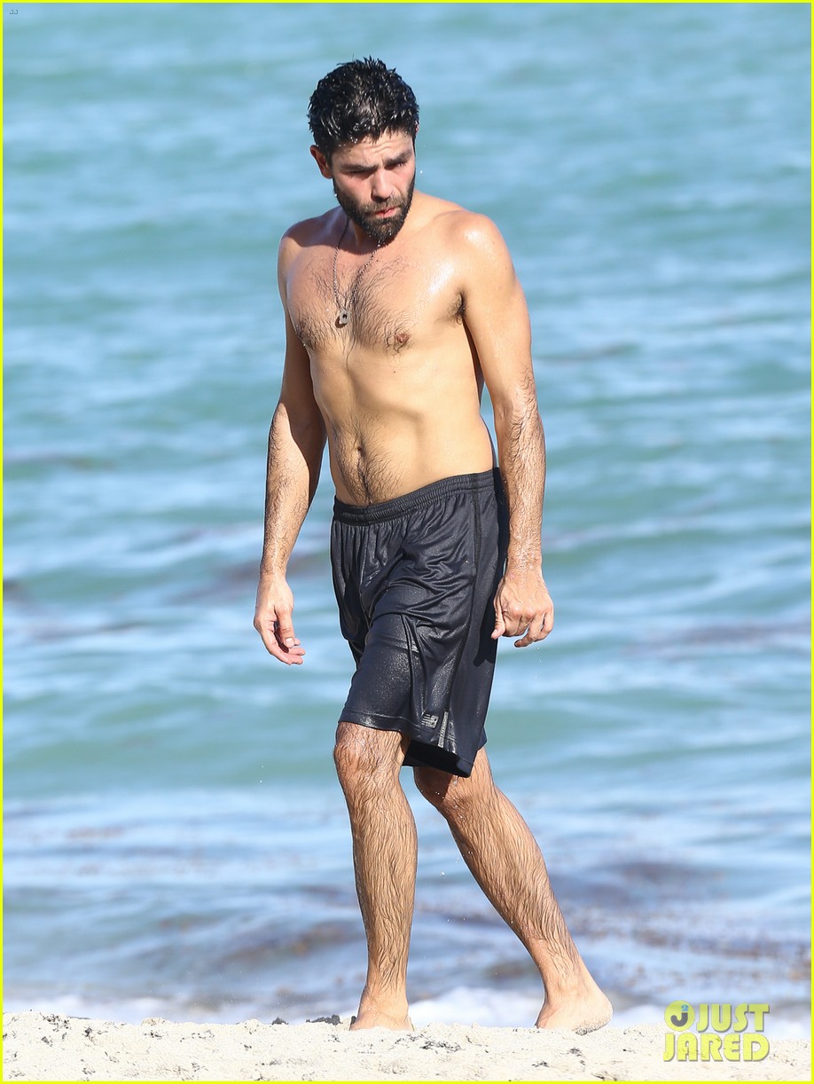 Adrian Grenier Shows Off Shirtless Beach Body in Miami: Photo 3520872 | Adrian Grenier
