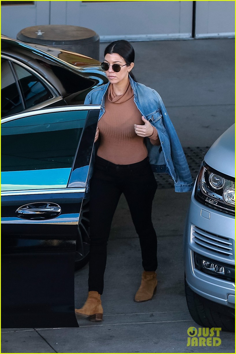 Kourtney Kardashian Treats the Kids to Shopping & Mini Golf: Photo