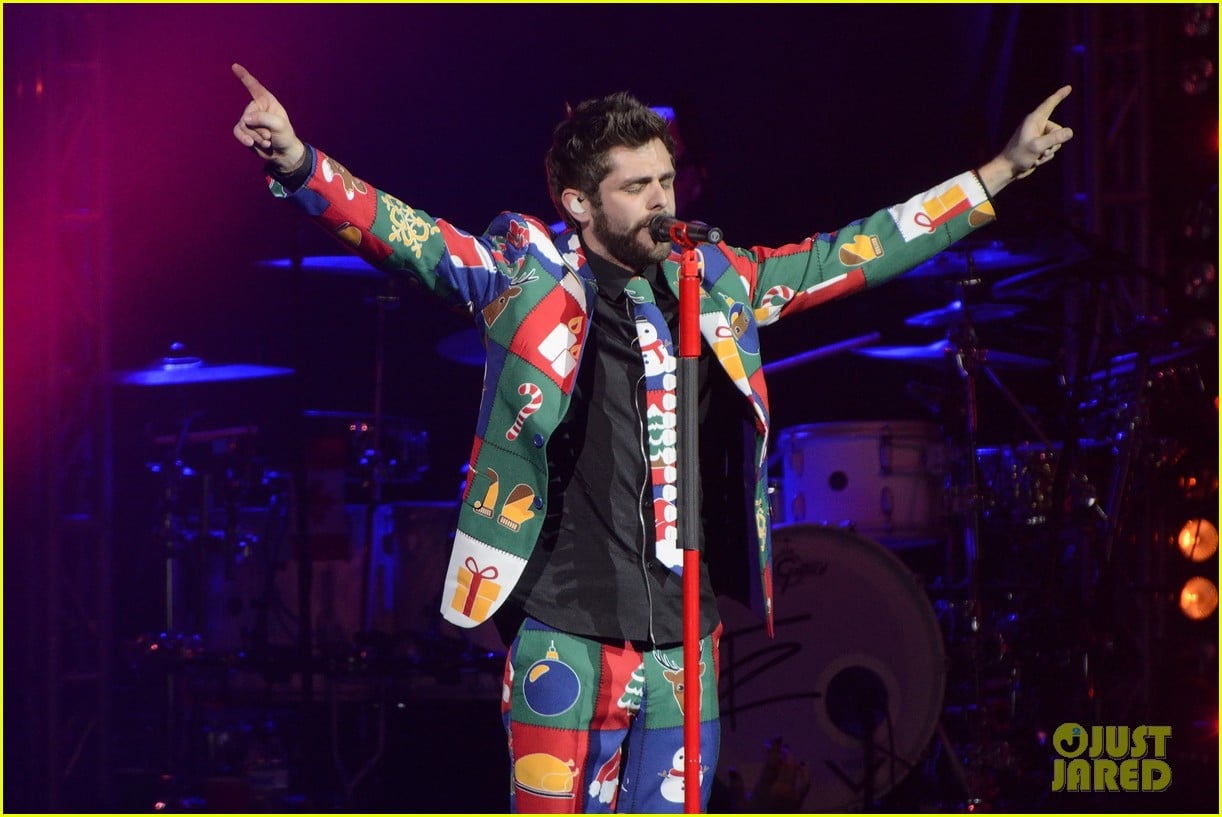 Thomas Rhett's Concert Outfit Is a Big Christmas Explosion! Photo