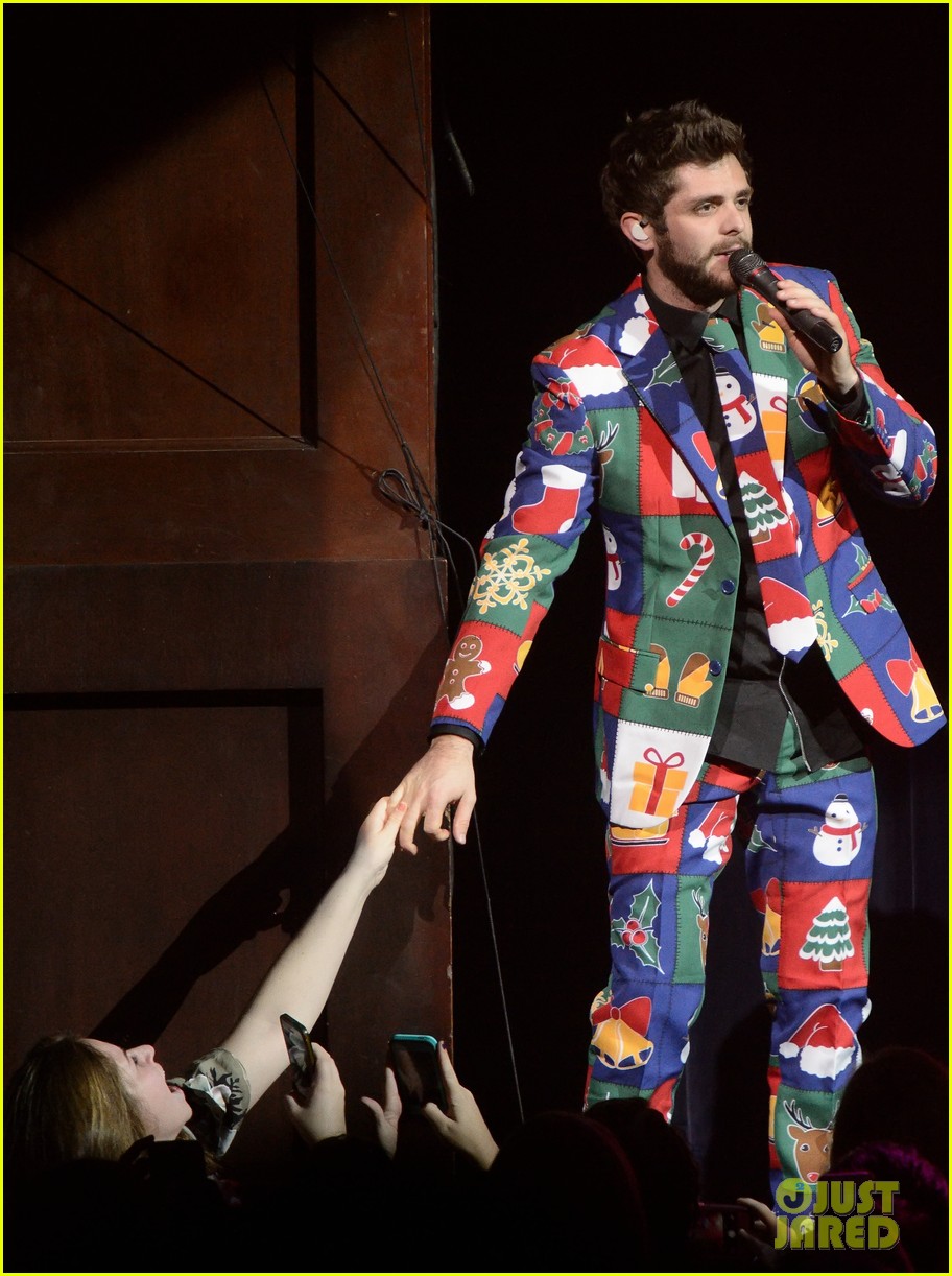 Thomas Rhett's Concert Outfit Is a Big Christmas Explosion! Photo