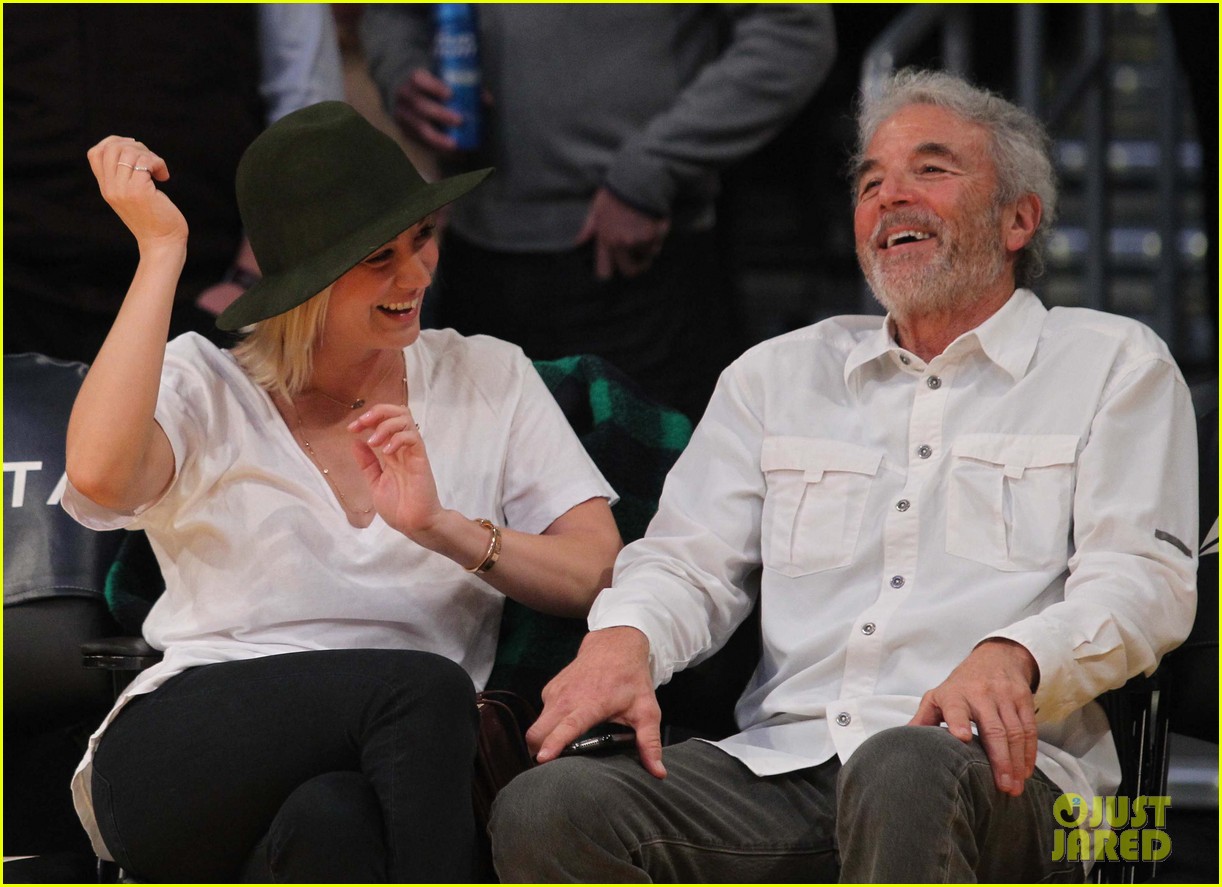 Kaley Cuoco Brings Her Dad to Watch the Lakers Court Side! Photo