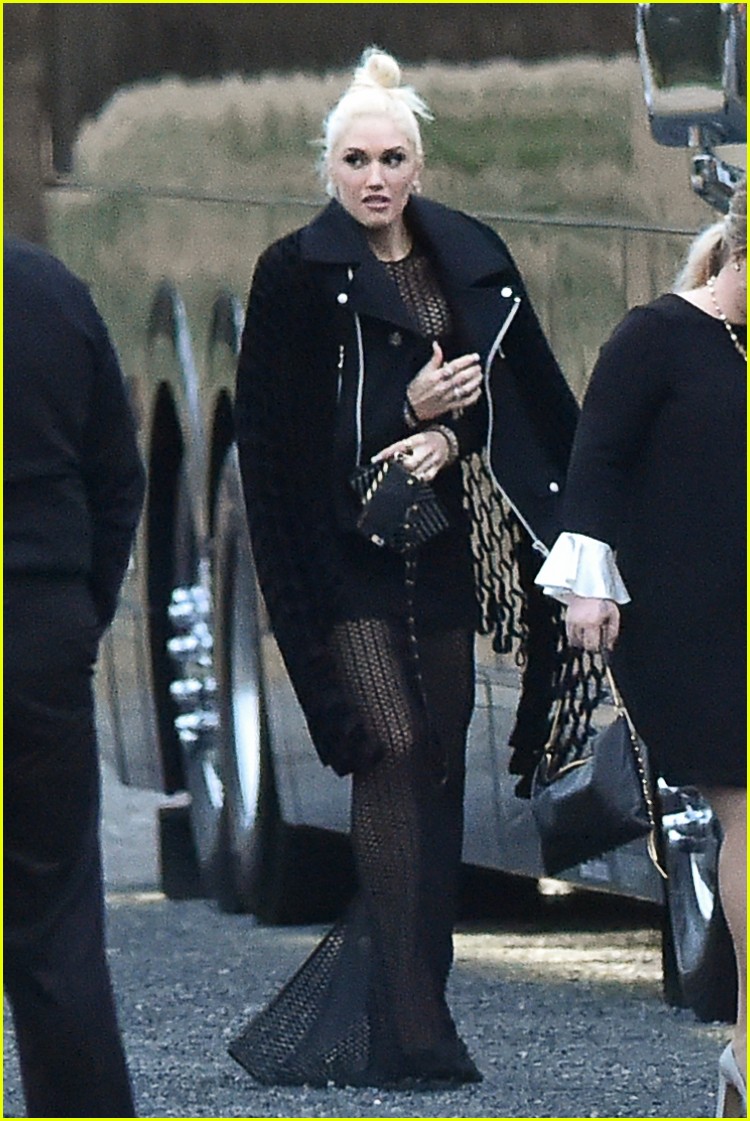 Gwen Stefani Blake Shelton Couple Up At Hairstylist S Wedding